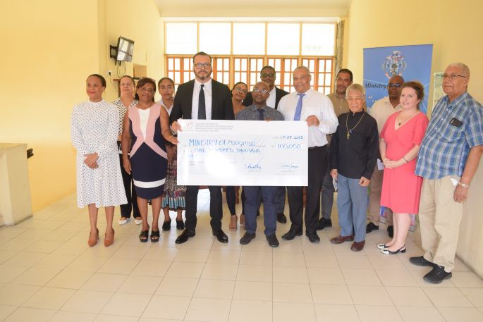 50th anniversary: Archbishop Makarios Foundation of Seychelles gives bursaries to 100 schoolchildren